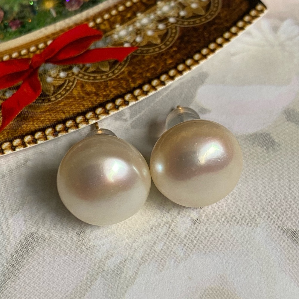 Beautiful Classic Solid 18k Gold Posts Huge Lustr… - image 2